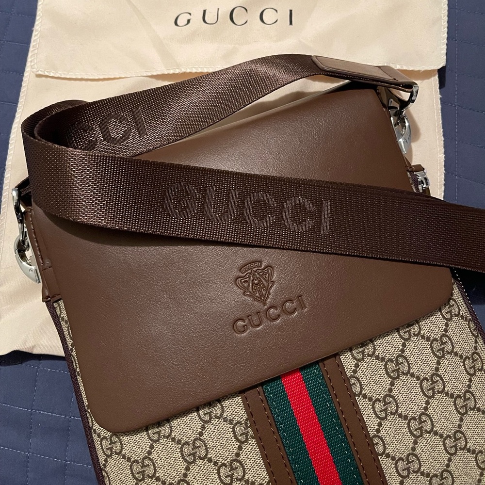 Brown leather like Crossbody Bag, really nice comes with dust bag- SEE PICTURES